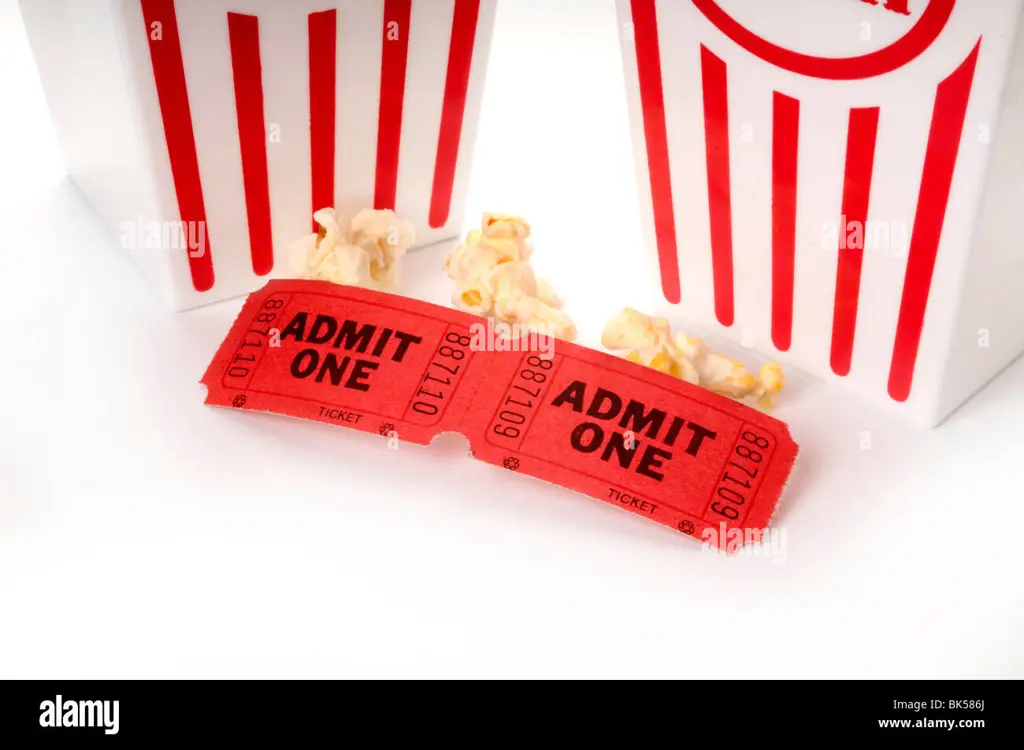 Popcorn dan tiket film di bioskop