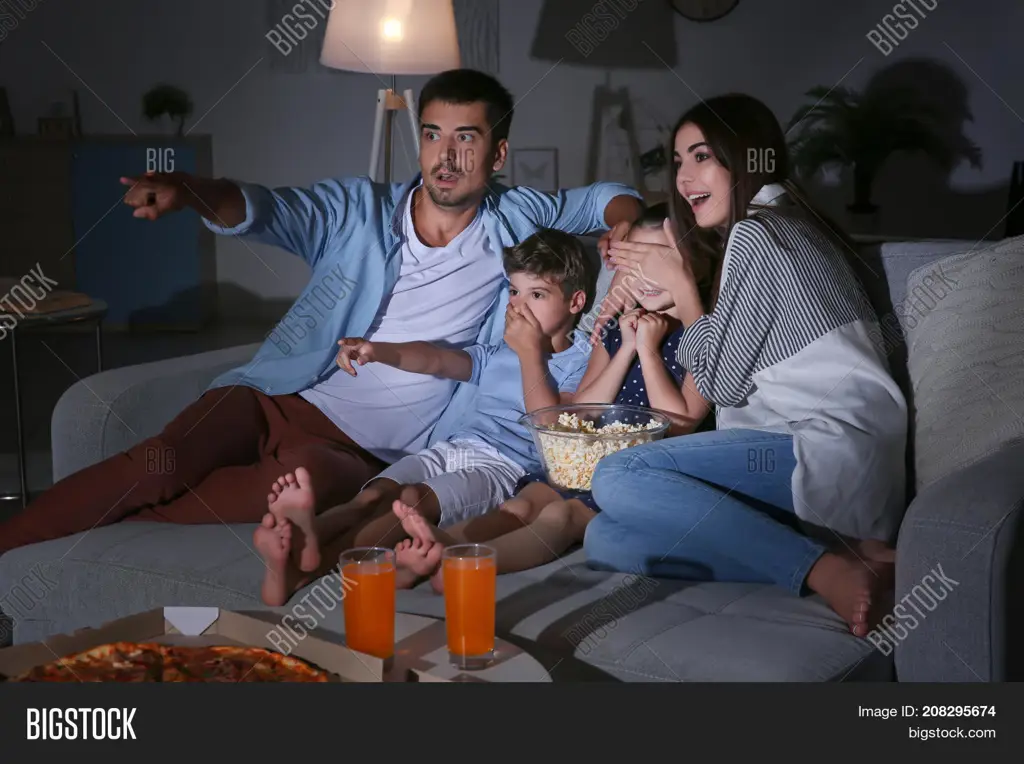 Kebahagiaan menonton film bersama keluarga Keluarga bahagia menonton film bersama