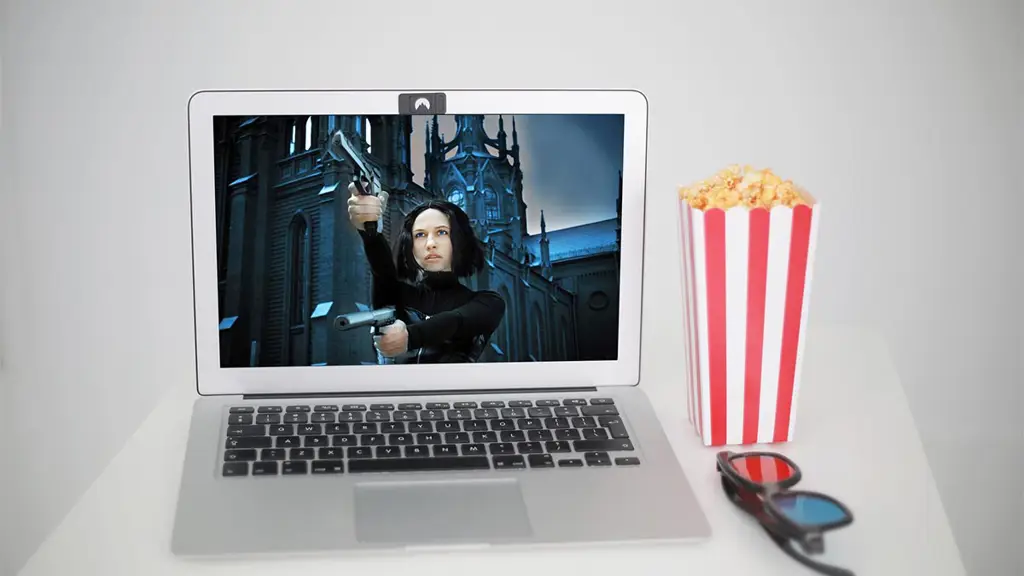 Menonton film streaming di laptop