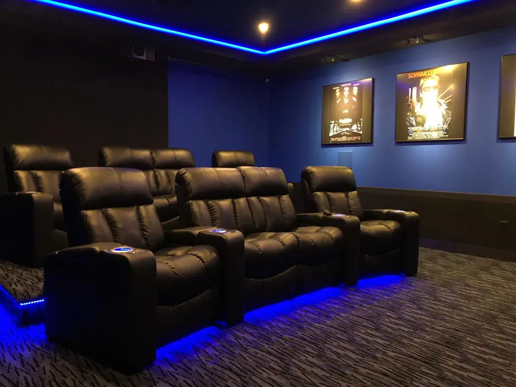 Perlengkapan home theater untuk menonton film