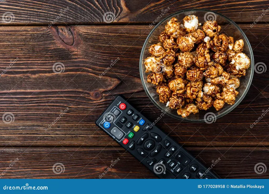 Siap untuk Nonton Popcorn dan remot kontrol