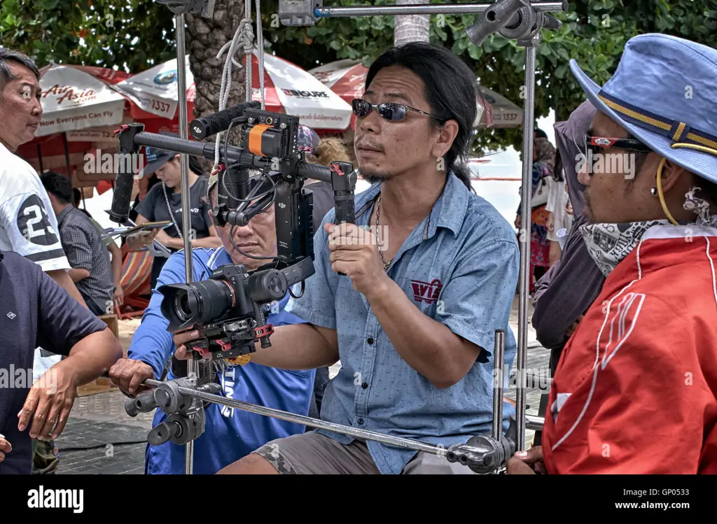 Kru film Indonesia sedang bekerja