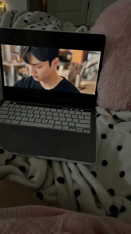 Seseorang yang senang menonton drama Korea di tablet