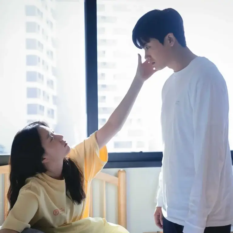 Kebahagiaan Menonton Drama Korea Orang-orang bahagia menonton drama Korea