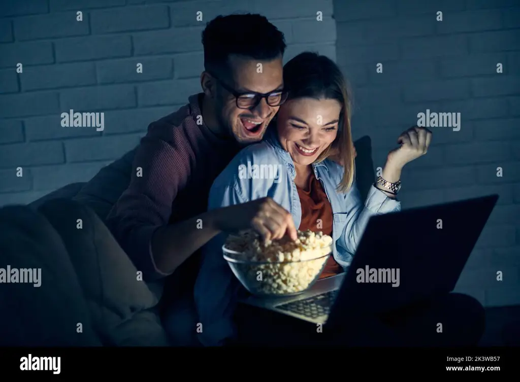 Orang-orang menikmati malam nonton film di rumah