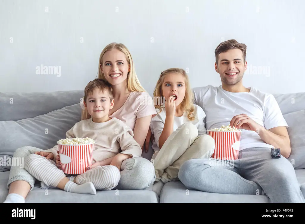 Momen Menyenangkan Menonton Film Disney Bersama Keluarga Keluarga menonton film Disney bersama-sama