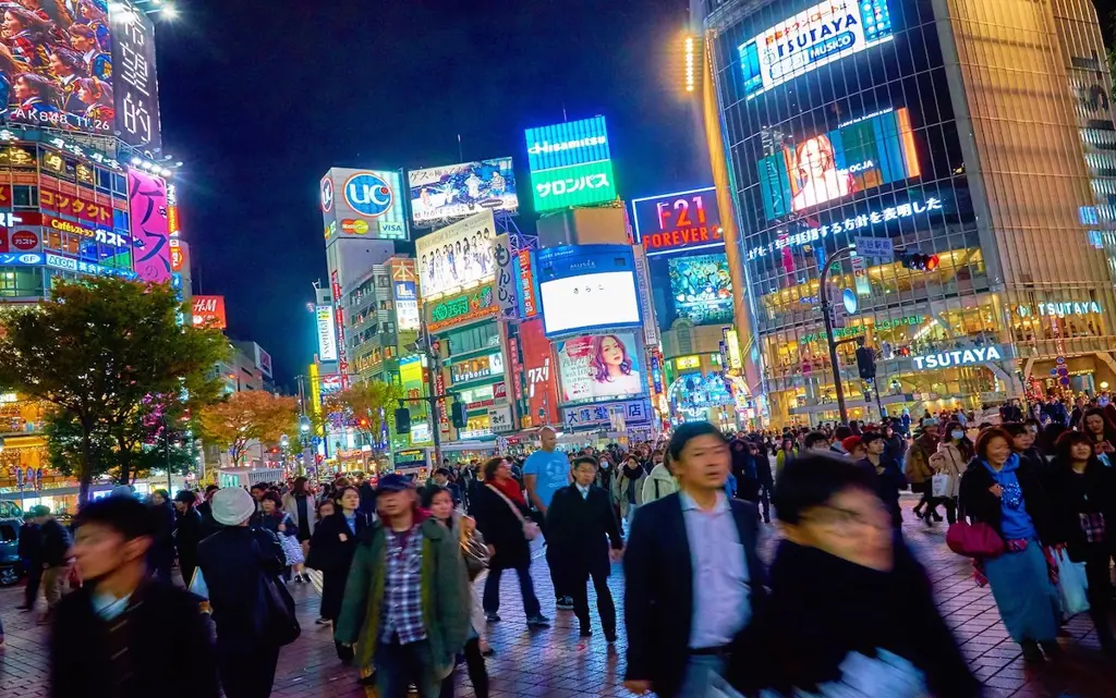 Gambar yang menampilkan aspek budaya Jepang yang beragam.