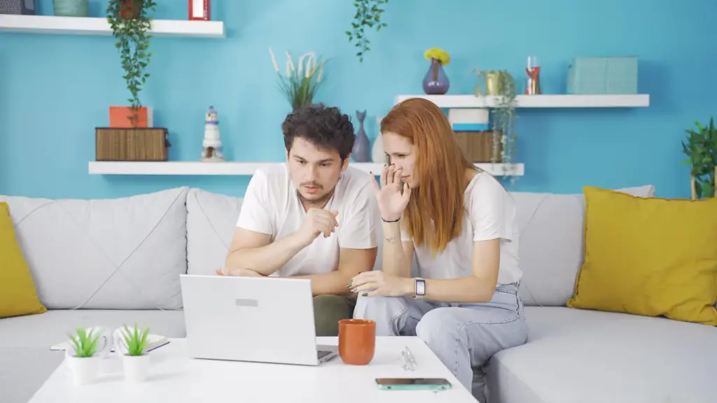 Menikmati film romantis di rumah Pasangan menonton film di rumah