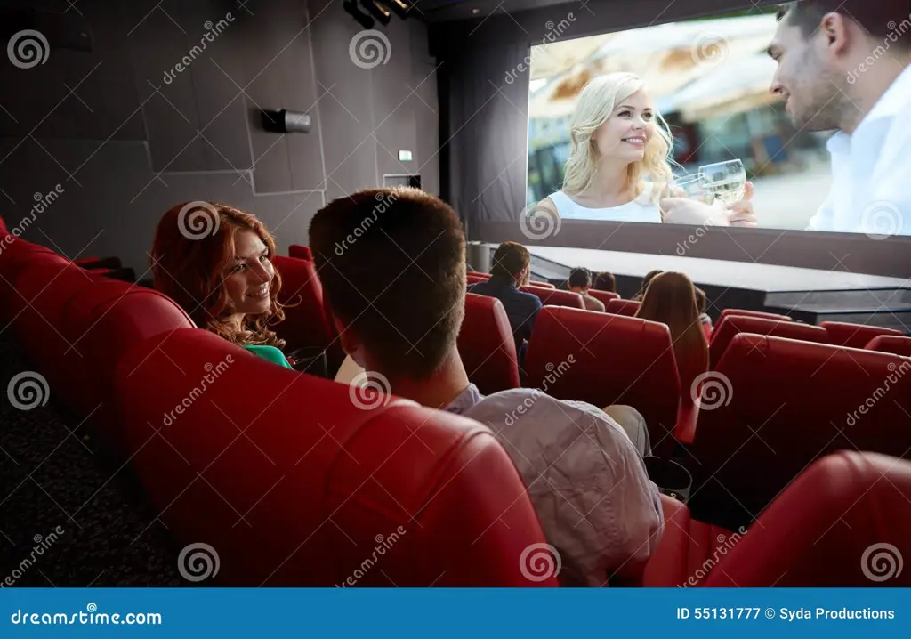Momen kebersamaan menonton film romantis Pasangan bahagia menonton film bersama
