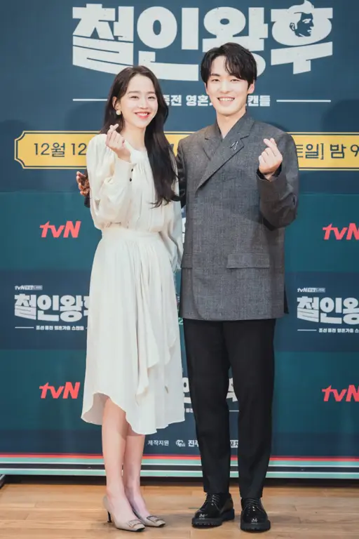 Shin Hye Sun dan Kim Jung Hyun dalam drama Mr. Queen