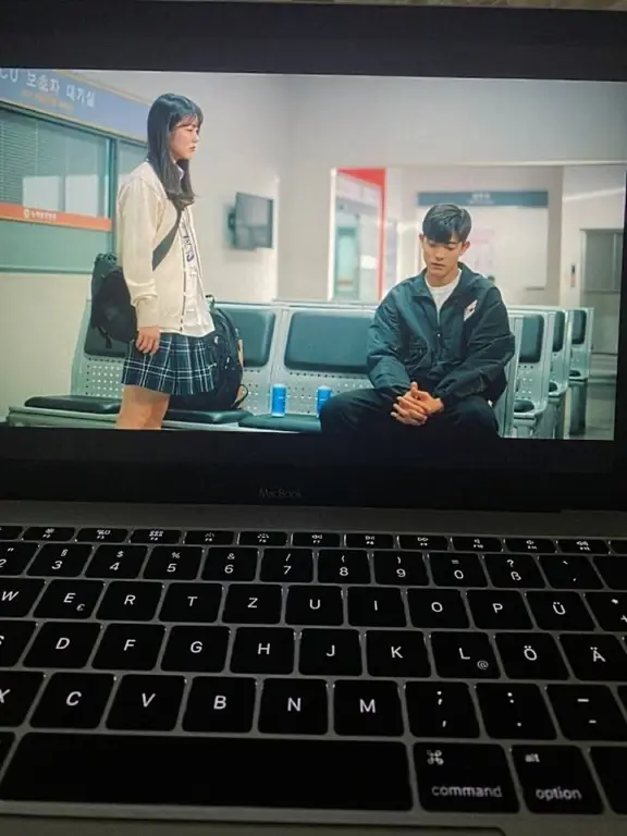 Seseorang menonton drama Korea di laptop