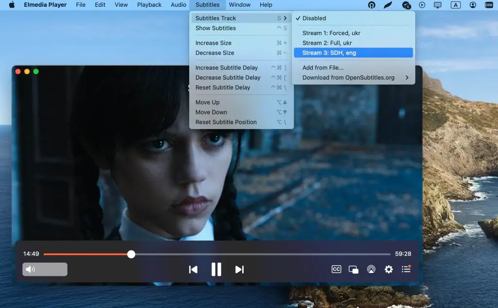 Menonton film online dengan subtitle Layar laptop menampilkan film dengan subtitle